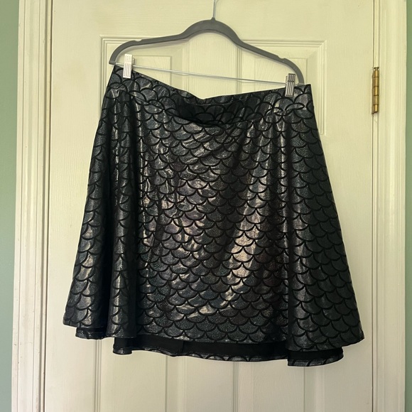 Mermaid Scales Black Glitter Circle Skirt | Size 2x - Picture 2 of 4